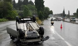 Polis memurunun kullandığı otomobil takla attı