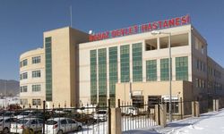 Bankta otururken araba çarptı