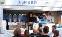 Çeşme'de aşure lokması paylaşıldı