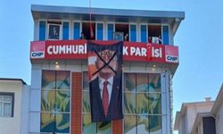 CHP Malatya’da olaylar durulmuyor: Kapı çilingirle açıldı, 'Hain' yazılı poster asıldı