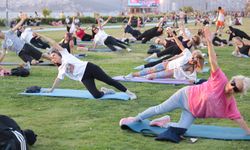 İşten çıkıp Kordon’a koştular: Günün yorgunluğunu yoga ve pilatesle attılar