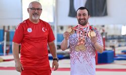 İstiklal Marşı’nı tam 7 kez okuttu! İzmir’in gururu Alper Öztürk’ten tarihi başarı