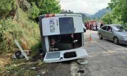 İzmir'de işçileri taşıyan servis devrildi: 1 ölü, 2'si ağır 10 yaralı var