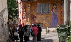 İzmir’in tarihi sokaklarında Tarık Dursun K.’nin eserlerinin izini sürdüler