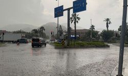 Muğla'da aniden bastıran sağanak yağış hayatı felç etti