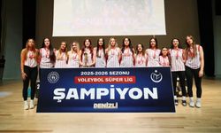 Denizli’de voleybol şöleni: Filenin genç sultanları ve efeleri kupalarına kavuştu