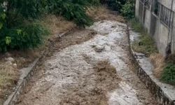 10 dakikalık yağış yolları göle çevirdi