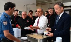 Emniyet müdürü Ahmet Birtan Erol personele aşure dağıttı