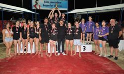 Dikili'nin yıldızları kupayı kaldırdı