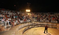 Efes Selçuk Belediye tiyatrosu "haybeden gerçeküstü aşk" ile izleyiciden tam not aldı