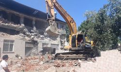 Manisa Salihli'de hasarlı Gümüş Camisi yıkılıyor