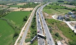 Denizli'de bariyerleri aşıp şarampole devrilen tırda can pazarı