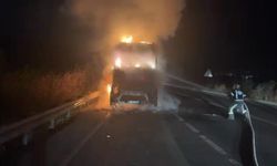 Denizli’de seyir halindeki tır alev alev yandı