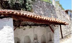 Tarihi çeşmenin çatısı tehlike altında