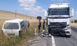 Afyonkarahisar'da kaza: Tır ile çarpışan minibüsün sürücüsü hayatını kaybetti