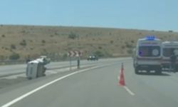 Afyonkarahisar'daki kazada otomobil refüje devrildi