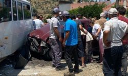 Kazada can pazarı: İşçi servisi ile otomobil çarpıştı
