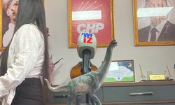 CHP’li gençlerden Nalbantoğlu’na 'alıcı ödemeli' dinozor!