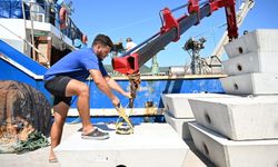 İzmir'de ahtapotlar için denize yapay resif bırakıldı