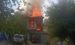 İzmir’de yangın: Ev yanarak kül oldu