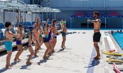 İzmir'de yaz spor okullarına yoğun ilgi: 3 bin çocuk yüzme öğreniyor