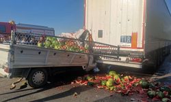 İzmir'den Uşak'a gidiyordu: Karpuz yüklü kamyonet tıra çarptı!