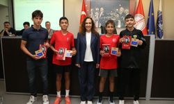 Karşıyaka'nın şampiyon gençleri Belediye Meclisi'nde ödüllendirildi