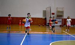 Kuşadası’nda ücretsiz yaz spor okulları başladı: 7 branşta yüzlerce çocuk yetişiyor