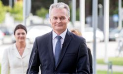 Magnumu gazetecilere tek tek gösterdi