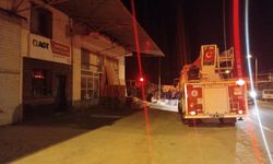 Denizli Çal'da gece yarısı yangın alarmı: Marangozhane alevlere teslim oldu!