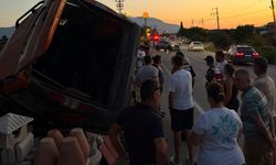 Muğla'da devrilen araç iş yerlerine metreler kala durdu