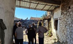 Salihli’de tarihi köyde ev yangını: Köylüler traktörlerle müdahale etti!
