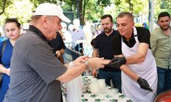 Şehzadeler’de Muharrem ayı bereketi: Başkan Şimşek kendi elleriyle aşure dağıttı!