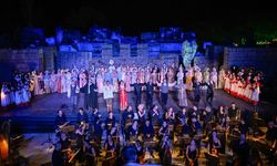 13 günlük sanat şöleni sona erdi: Puccini'nin Tosca'sıyla kapandı