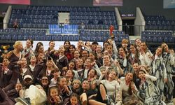 ‘Burası İzmir’ dediler, İstanbul’da kupaları topladılar: On Dance Avrupa yolcusu!
