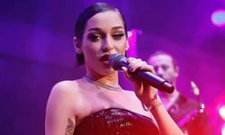 Alaçatı’da sahne alan Alya’ya erken doğum günü sürprizi!