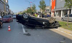 Feci kaza kamerada: Takla atan otomobil direğe saplandı!