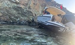 Marmaris’te sürüklenen tekne kayalıklara çarptı