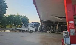 Tır benzin istasyonuna daldı: Alışveriş yapan baba ve oğlu hayatını kaybetti