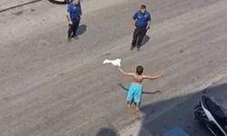 Yarı çıplak sokağa çıktı