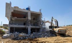Büyükşehir ekipleri Kentsel Dönüşüm alanındaki kaçak yapıyı yıktı
