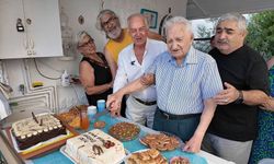 101 yaşındaki emekli askeri hakim, komşularının hazırladığı çifte pastayla yaşını kutladı!