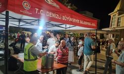 Denizli'de kandil gecesi cami çıkışında anlamlı ikram