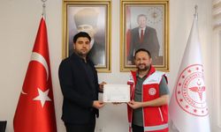 Görev dışı hayat kurtaran sağlık çalışanlarına makamda onur