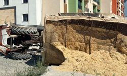 Kütahya’da mıcırlı yolda kayarak devrilen saman yüklü traktörün sürücüsü yaralandı
