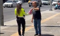 İzmir'de trafik polisinden yürek ısıtan kandil ikramı