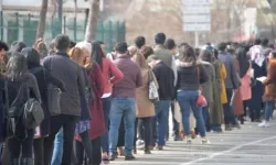 Diplomalı işsizler kervanına katılmamak için ne yapmalı? Mezunların yarıya yakını alanı dışında çalışıyor!