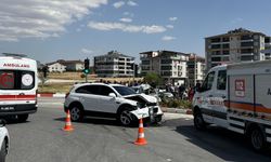 Uşak'ta iki araç kavşakta çarpıştı! 3 kişi hastaneye kaldırıldı
