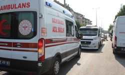 Direksiyon hakimiyetini kaybeden sürücü otomobile çarptı