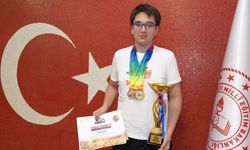 Singapur’dan İzmir’e dünya ikinciliği gururu: Bilfenli Deniz Ersan'dan matematikte büyük başarı
